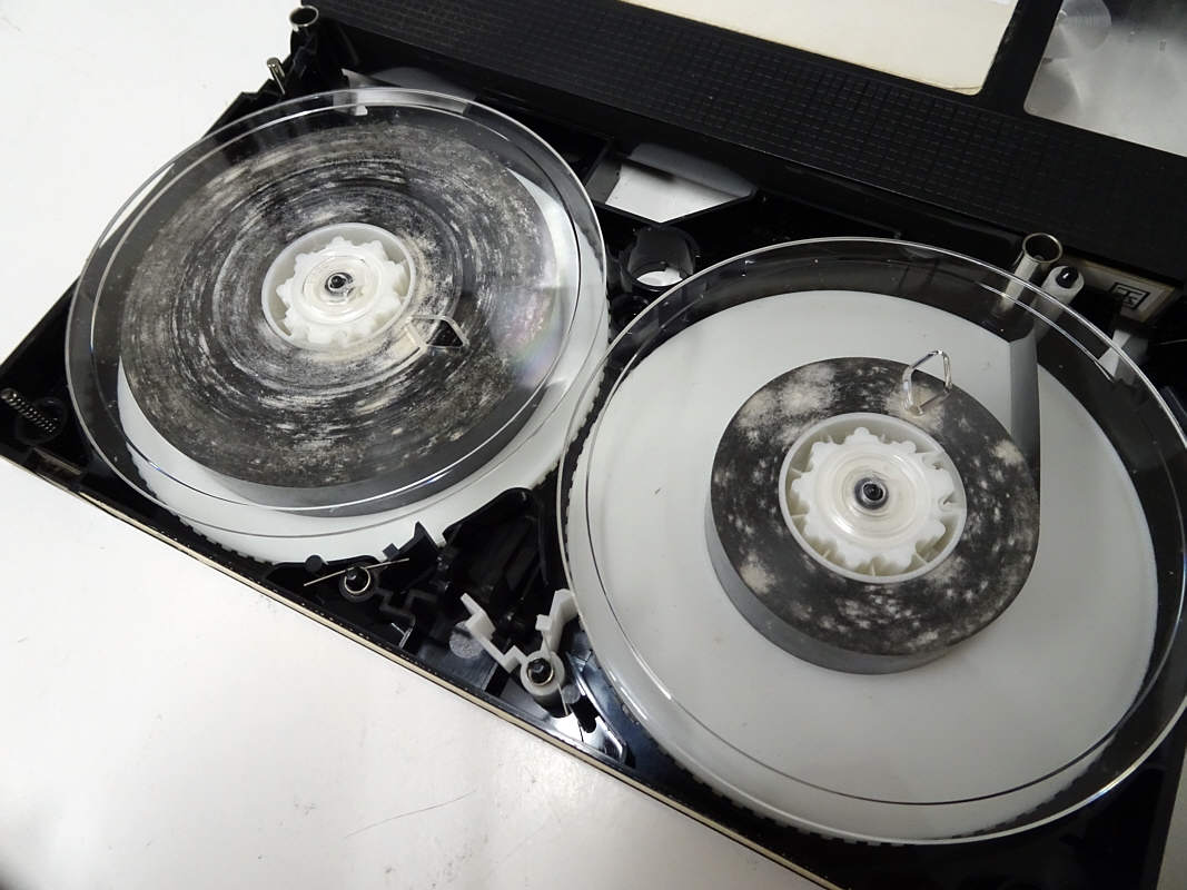 カビの生えたVHSビデオテープの補修 | ダビングのテクノメディア 